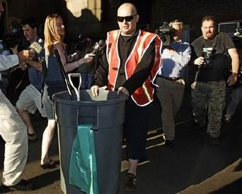 Illustration for article titled Boy George Picks Up Garbage! OMG!